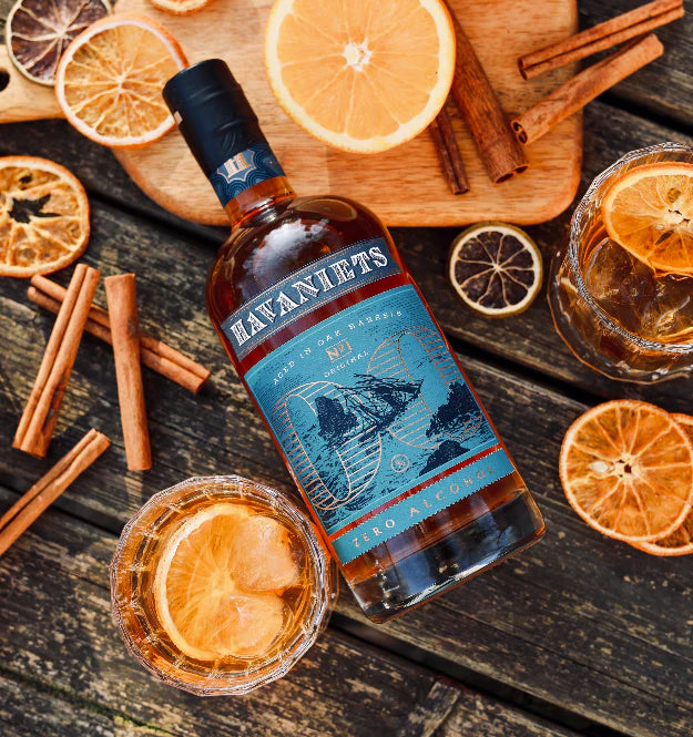 Havaniets s'installe dans le marché en force! Bouteille de rhum sans alcool sur une table en bois.
