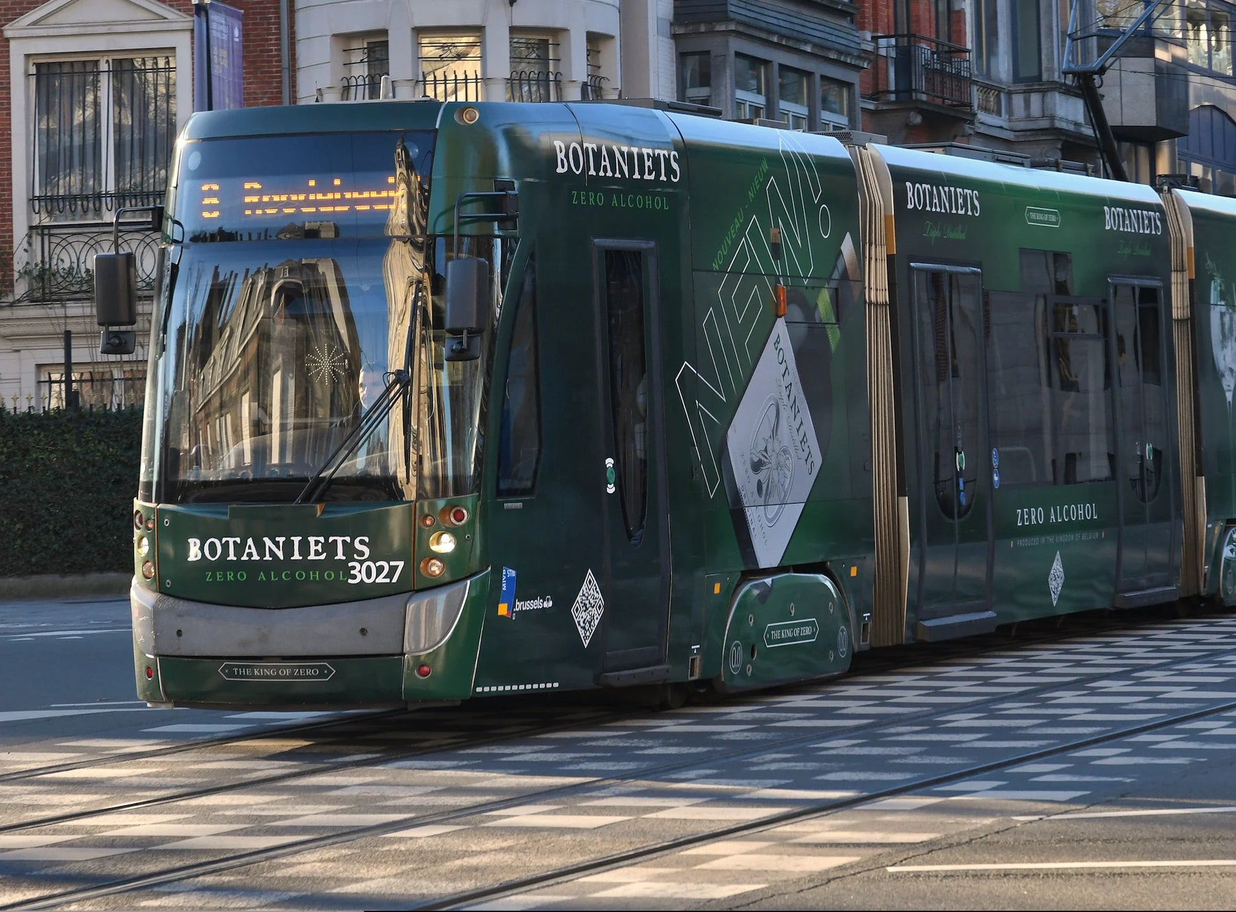 Le plus long bar du monde est un Botaniets! Tram affichant zéro alcool en plein centre.