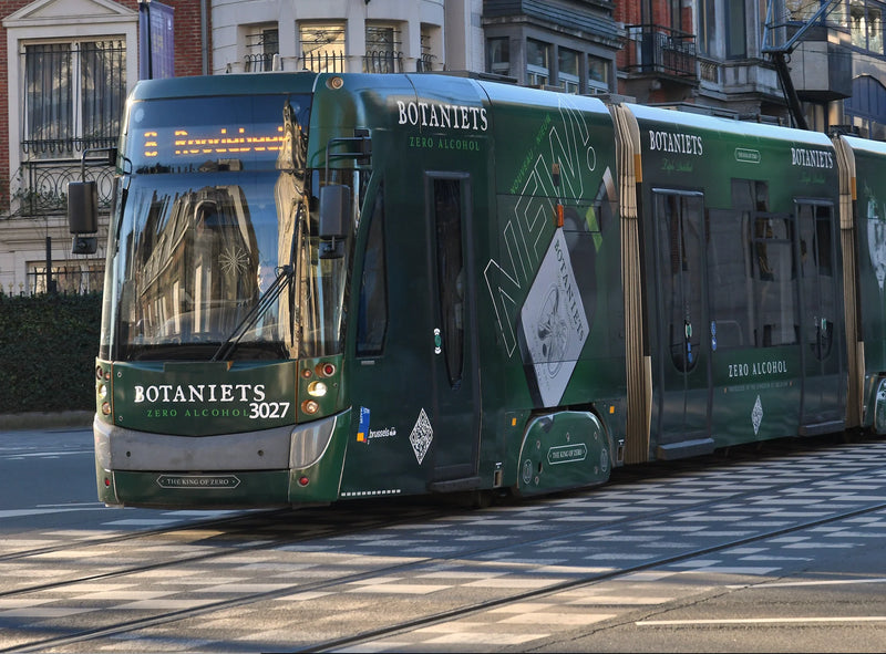 Le plus long bar du monde est un Botaniets! Tram affichant zéro alcool en plein centre.
